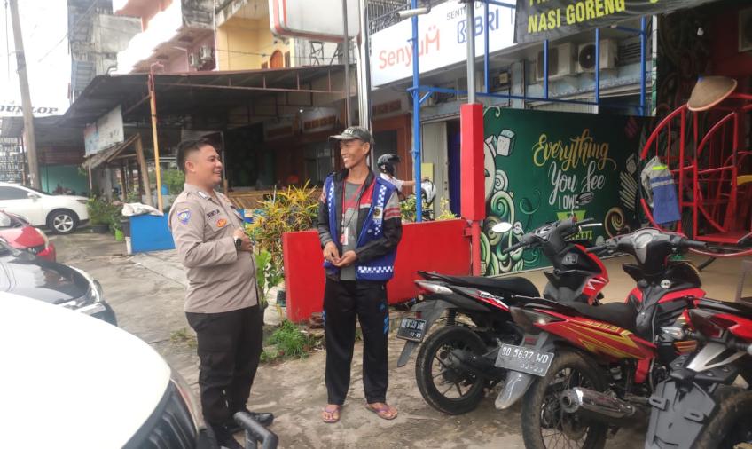 Bhabinkamtibmas Polsek Kota Manna Berikan Imbauan Kepada Petugas Parkir 