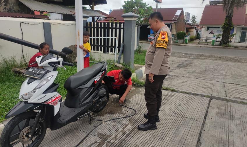 Bhabinkamtibmas Polsek Kota Manna Lakukan Sambang kepada Tukang Tambal Ban   