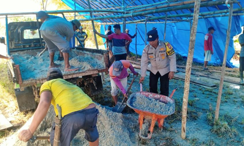 Bhabinkamtibmas Bripka Maraden Bantu Warga Siapkan Pesta Hajatan