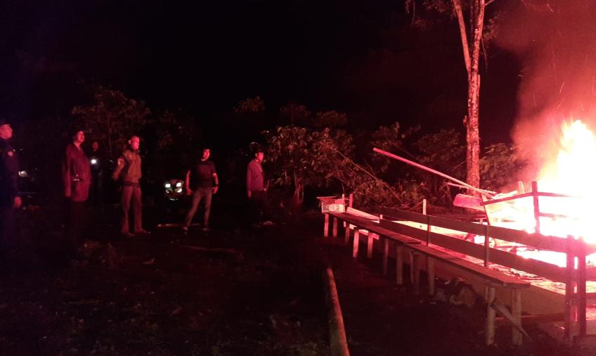 Tempat Judi Sabung Ayam Dibakar Petugas Gabungan TNI-Polri