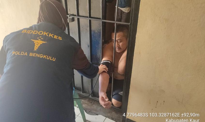 Sat Tahti Polres Kaur dan Tim Kesehatan Lakukan Pemeriksaan Kesehatan Tahanan Polres Kaur