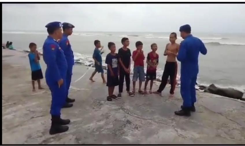 Untuk Tidak Mandi Ditepi Pantai Pasar Bawah