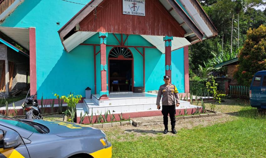 Polsek Seginim Gelar Pengaman Ibadah Minggu di Empat Gereja
