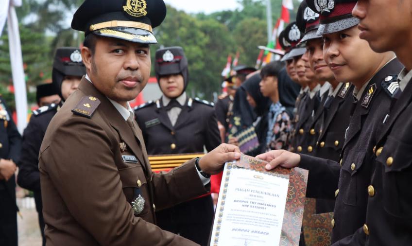 Personel Polsek Giri Mulya Terima Penghargaan dari Kapolres Bengkulu Utara