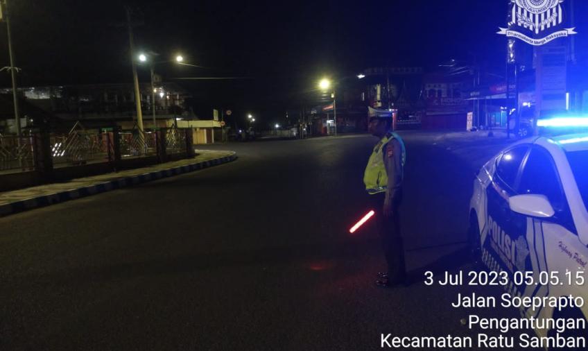 Sat Lantas Polresta Bengkulu Laksanakan Pengamanan Salat Subuh di Masjid Jamik