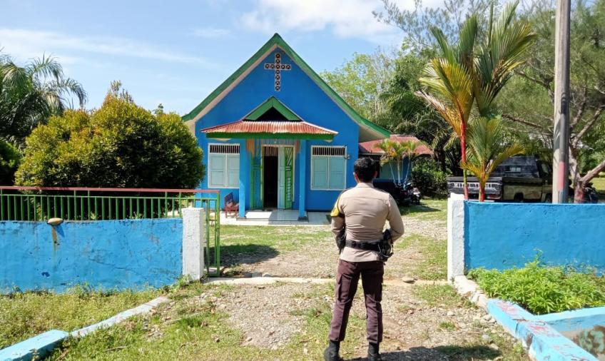 Bhabinkamtibmas Polsek Pino Lakukan Pengamanan di Gereja GKSBS Kayu Ajaran