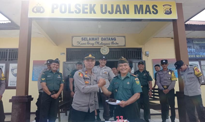 Koramil 409/10 Bermani Ilir dan Koramil 409/04 Kepahiang Kunjungi Polsek Berikan Surprise Hari Bhayangkara