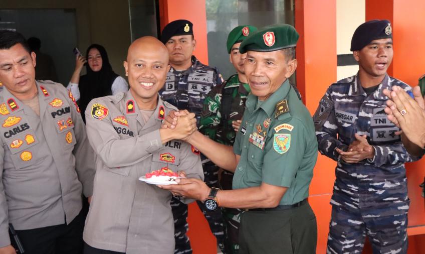 Polres Kaur Dapat Kejutan dan Ucapan HUT Bhayangkara Ke 77 Dari Koramil 04-8 BS/K