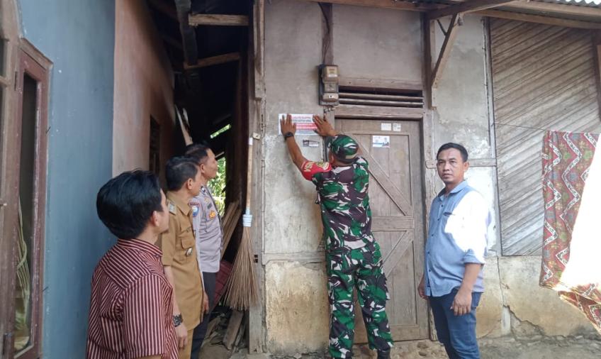 Bhabinkamtibmas Polsek Batiknau Dampingi Pasang Stiker Pada Rumah Warga