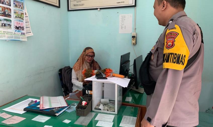 Mewujudkan Kamtibmas yang Kondusif, Bhabinkamtibmas Polsek Pino, Sambangi Pemdes Padang Lebar  