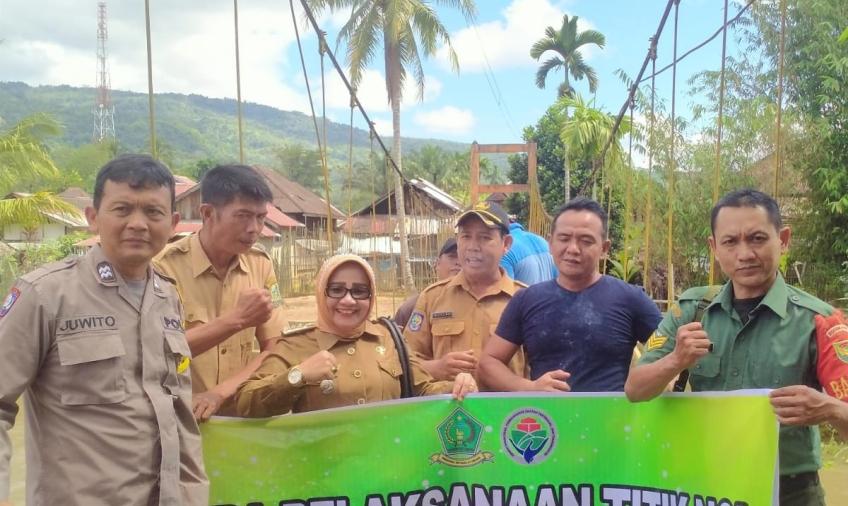 Bhabinkamtibmas Polsek Lebong Utara Hadiri Pra Pelaksanaan Titik Nol Rehap Jembatan Gantung Desa