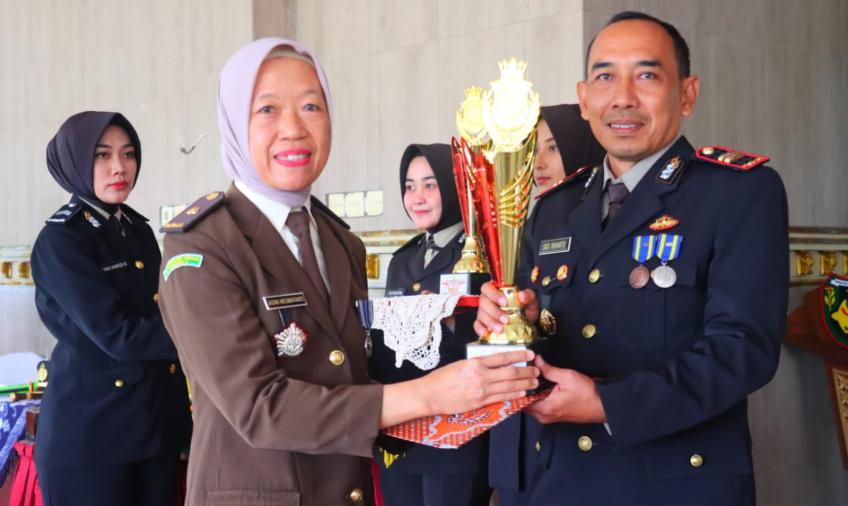 HUT Bhayangkara ke-77, Polsek Kota Manna Raih Juara Menembak