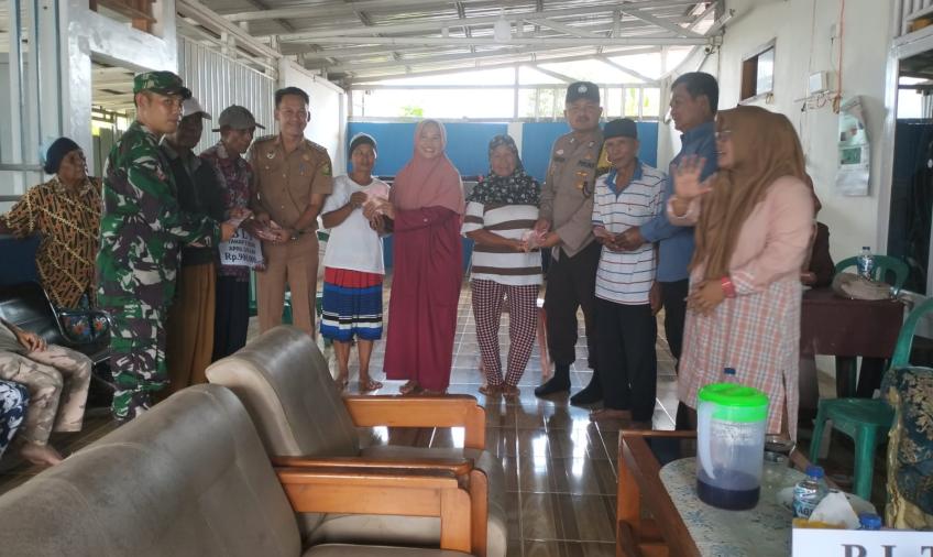 Bhabinkamtibmas Polsek Lebong Tengah Hadiri Penyaluran BLT DD