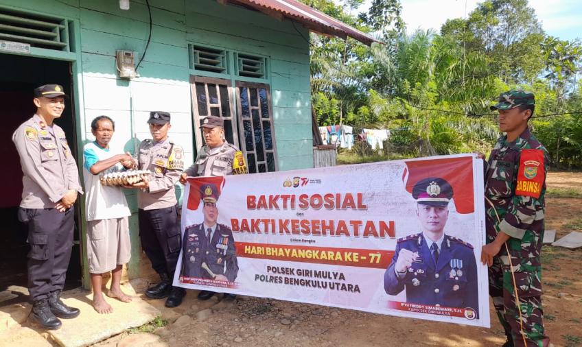 Sambangi Warga Suka Makmur, TNI dan Polri Bagikan Sembako