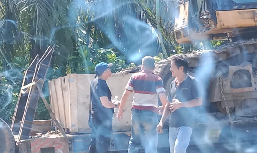 Kanit Binmas Datangi Lokasi Tronton Bermuatan Alber Nyangkut di Lintas Pesisir 