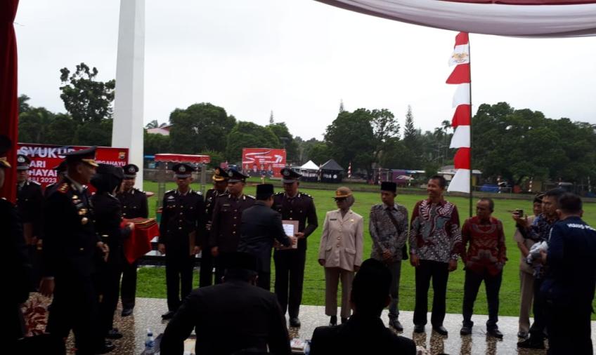 Berdedikasi Tinggi,  Anggota Polsek Enggano dapat Penghargaan dari Kapolres Dihari Ulang Tahun Bhayangkara Ke 77 