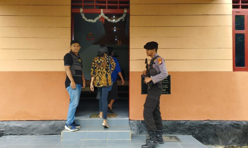 Rutin, Anggota Polsek Enggano Laksanakan Pengamanan Gereja