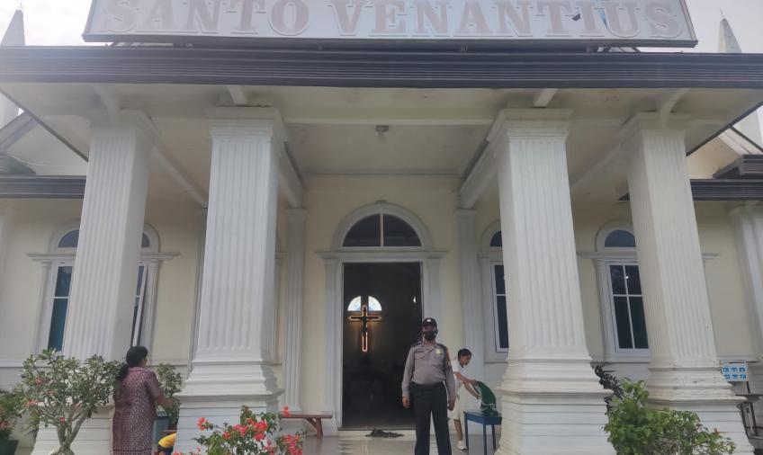 Berikan Rasa Aman Saat Ibadah Minggu, Personel Polsek Padang Jaya Rutin Lakukan Pengamanan di Gereja