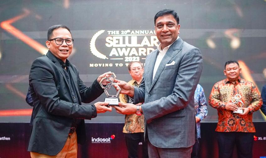 Presiden Director & CEO Indosat Ooredoo Hutchison, Vikram Sinha raih penghargaan CEO of The Year di Selular Award ke-20