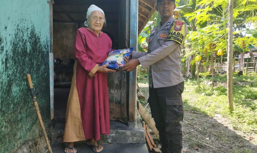 Personel Polsek Maje Salurkan Bantuan kepada Warga 