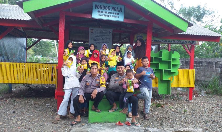 Personel Polsek Manna Mengajar Baca Tulis Setor Hafalan Surah Alquran di Pondok Mengaji Desa Padang Manis 
