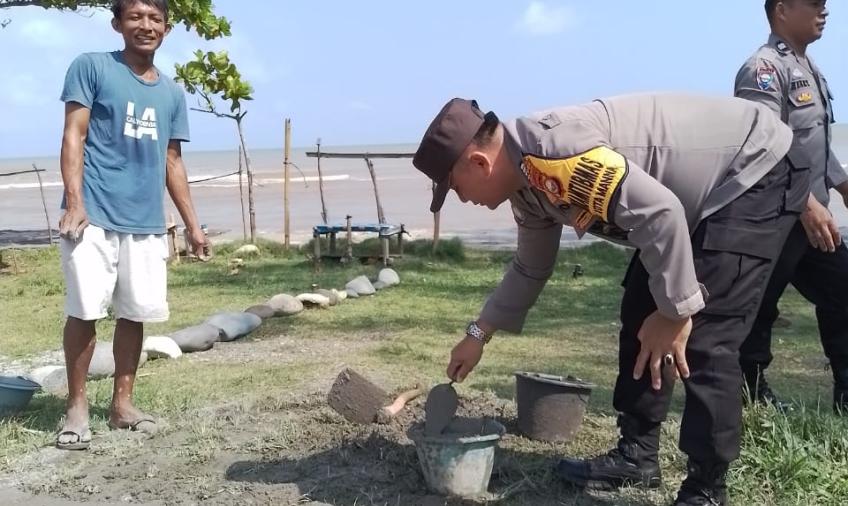 Sambang Dialogis, Bhabinkamtibmas Polsek Kota Manna Bantu Warga Perbaiki Jalan
