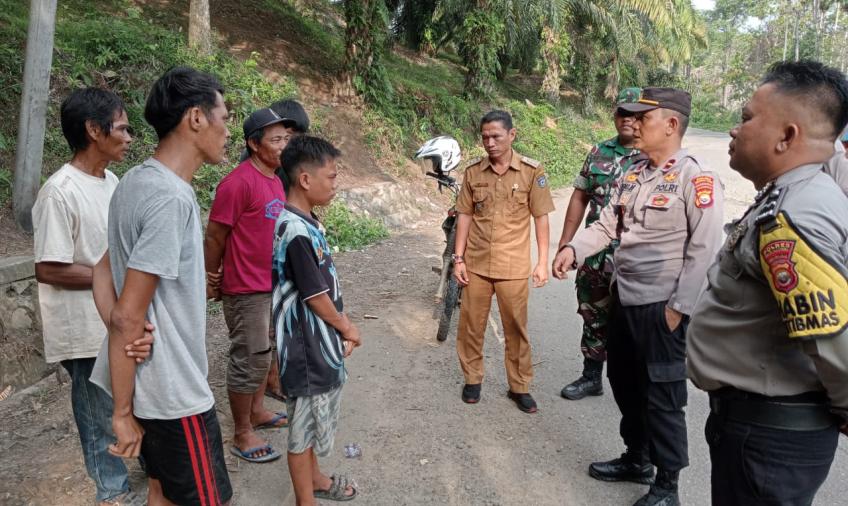 Cegah Pungutan Liar Kapolsek Berkolaborasi Dengan Babinsa Berikan Penyuluhan