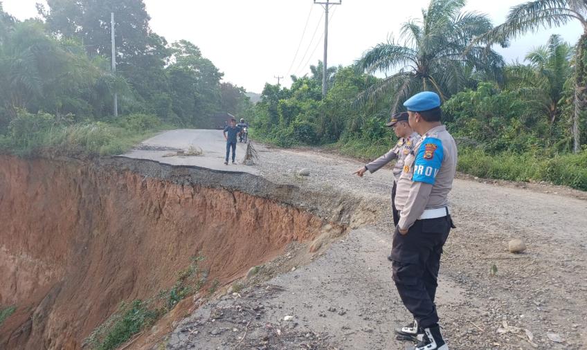 Kapolsek Batik Nau Bersama Unsur Tripika Lakukan Pengecekan Jalan Abrasi di Pesisir 