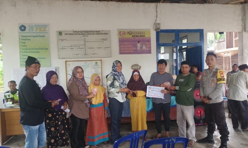 Bhabinkamtibmas Polsek Lebong Tengah Hadiri Penyaluran BLT DD di Desa Tabeak Dipoa