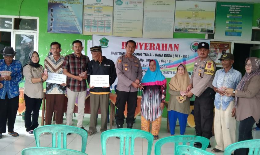 Bhabinkamtibmas Polsek Lebong Tengah Hadiri Penyaluran BLT DD di Desa Ujung Tanjung I