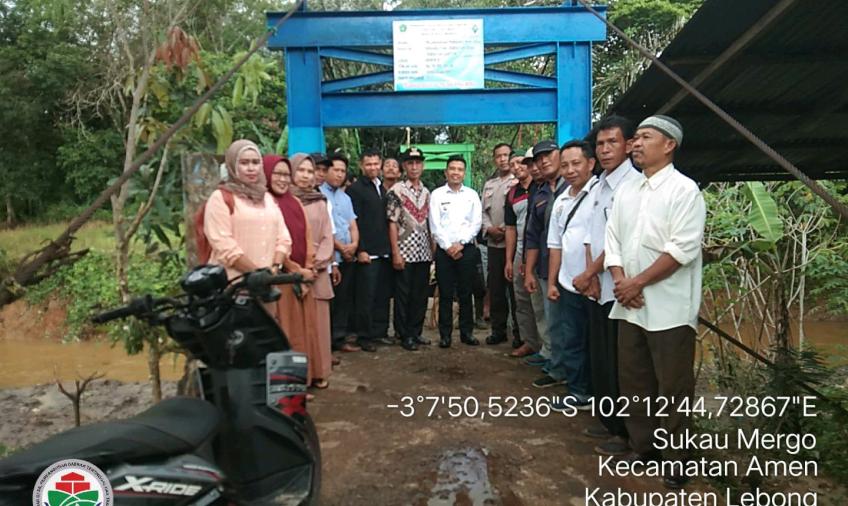 Bhabinkamtibmas Polsek Lebong Utara Hadiri Monev Rehabilitasi Jembatan Gantung