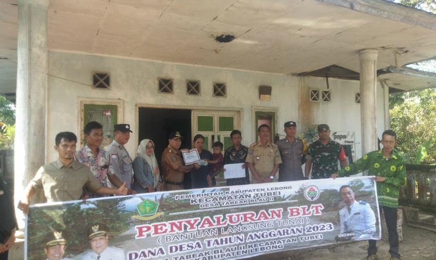 Bhabinkamtibmas Polsek Lebong Atas Hadiri Penyaluran BLT DD di Desa Tabeak Blau II