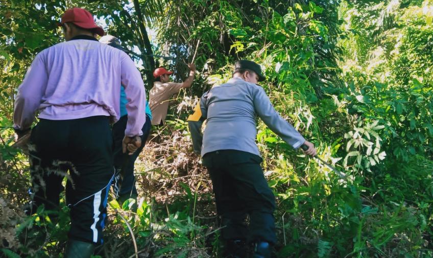 Polsek Giri Mulya Bersama Warga Tebang Pohon yang Mengganggu Kabel Listrik 