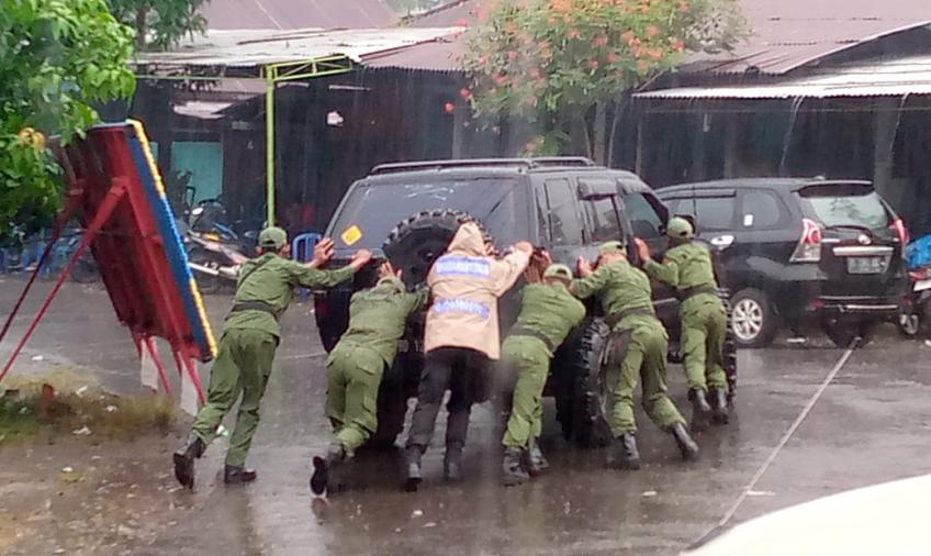 Bentuk Sinergitas Bhabinkamtibmas - Linmas, Bantu Dorong Mobil Warga yang Mogok