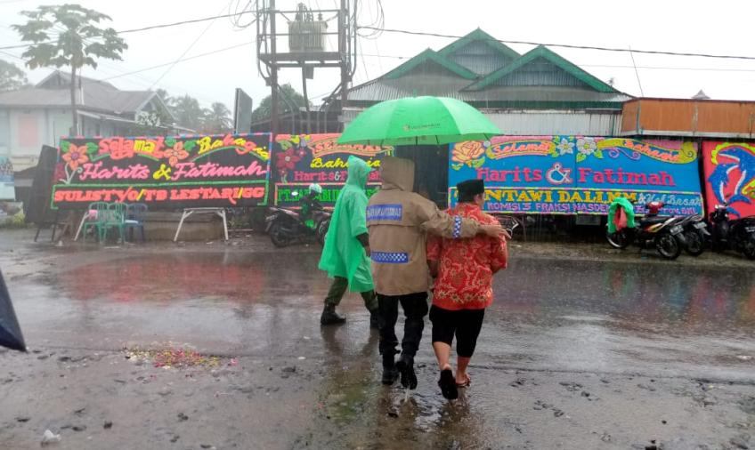 Diguyur Hujan, Anggota Polsek Padang Jaya Tetap Berikan Pelayanan Terbaik kepada Masyarakat