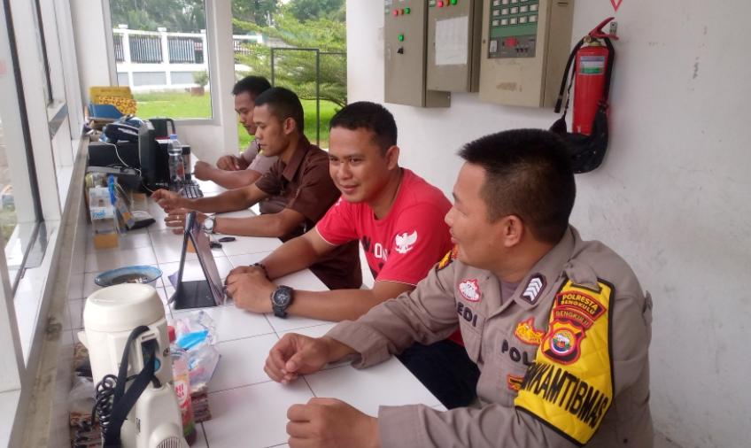 Sambangi Security Gudang Indomarco Prismatama, Bhabinkamtibmas Polsek Selebar Sampaikan Imbauan Kamtibmas