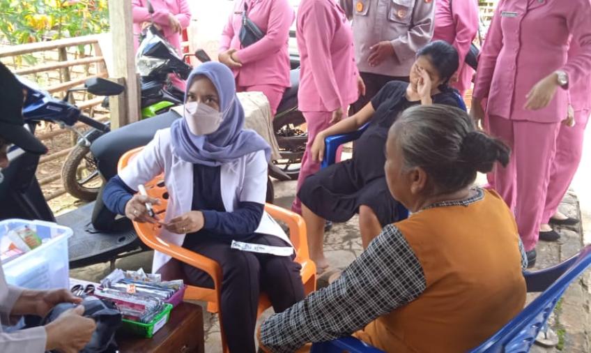 Polres BU Bersama Bhayangkari Berikan Makanan dan Pemeriksaan Kesehatan Korban Banjir