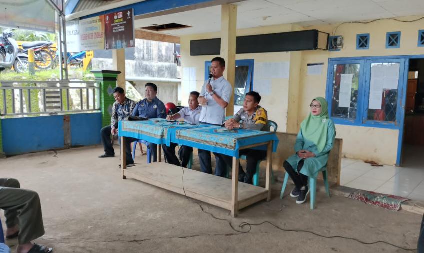 Bhabinkamtibmas Lakukan Pendampingan Dinas Sosial dalam Rangka Musdes di Desa Talang Tinggi