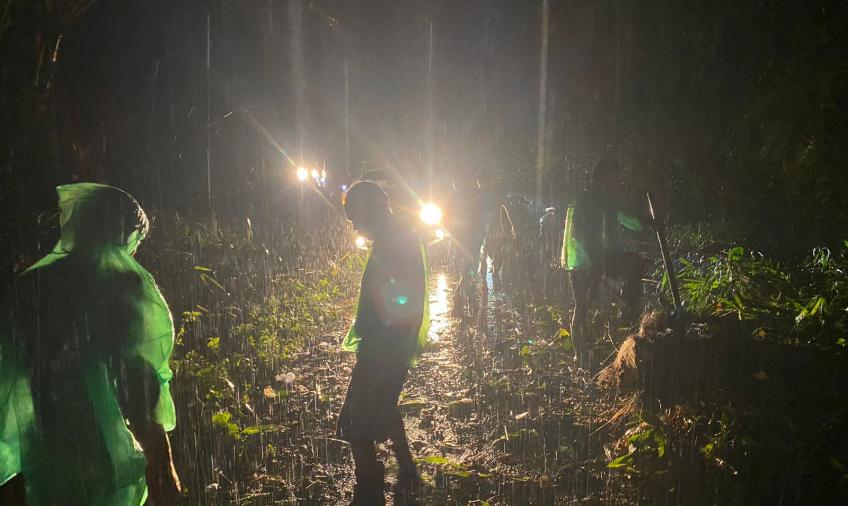 Polisi Bersihkan Jalan Lintas Curup-Muara Aman yang Tertutup Material Longsor