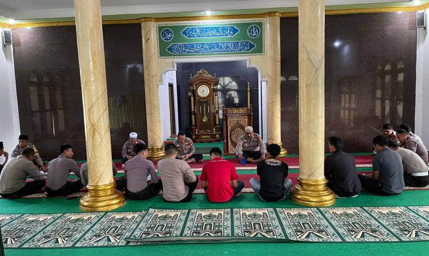 Polres Kaur Polda Bengkulu melaksanakan Bimbingan Rohani dan Mentall (Binrohtal) dengan membaca Yasin bersama di Masjid Baiturrahman Polres Kaur, Kamis (06/07/2023) Pukul 08.00 Wib s/d Selesai  Kegiatan membaca yasin bersama Polres Kaur ini dihadiri oleh Personel Polres Kaur dan Polsek jajaran, pembacaan Yasin dipimpin oleh Bripka Pitrusdi dan dilanjutkan dengan pembacaan doa.  Disampaikan Kapolres Kaur AKBP Eko Budiman, S.I.K., M.I.K., M.Si, melalui Kasi Humas AKP Johny Silaen kegiatan membaca yasin bersam