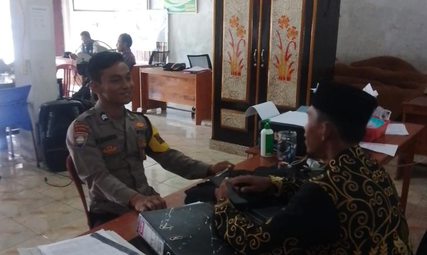 Sambangi Tokoh Masayarakat, Bhabikamtibmas Polsek Tanjung Kemuning Sampaikan Imbauan Kamtibmas 
