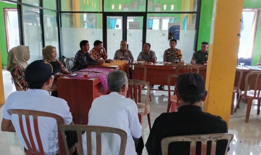 Bhabinkamtibmas Polsek Pino Hadir dalam Kegiatan MusrenbangDes di Desa Kebanjati 