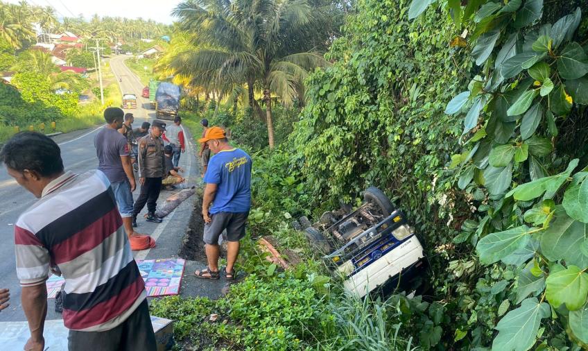 Patah As, Mobil Angkut 6000 Buah Kelapa Masuk ke Jurang di Kaur
