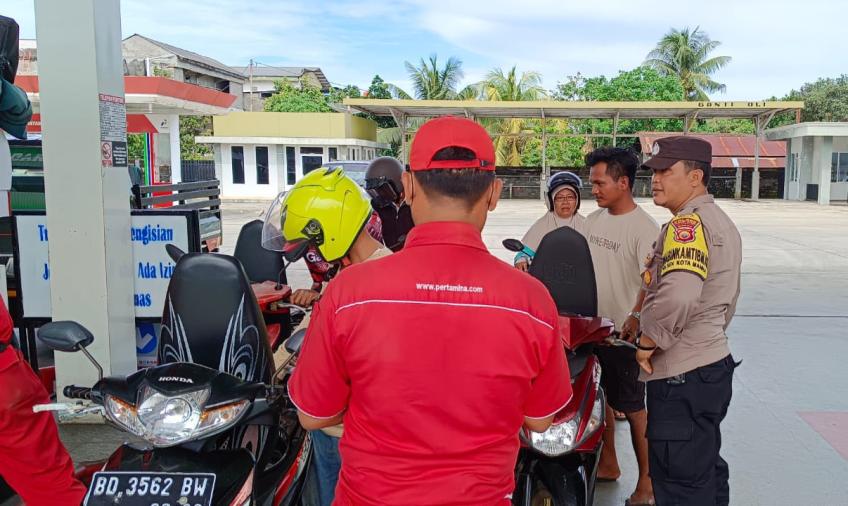Patroli, Polsek Kota Pantau Distribusi dan Antrean BBM di SPBU Kutau