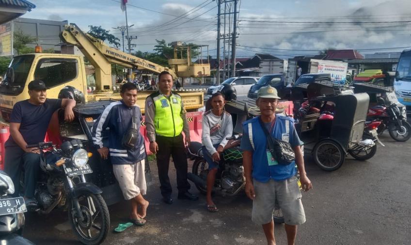 Satlantas Polres Lebong Sampaikan Imbauan Kamseltibcar Lantas kepada Petugas Parkir