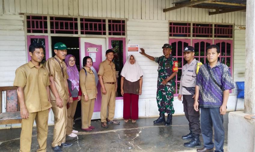 Bhabinkamtibmas Monitoring dan Pendampingan Labelisasi Keluarga Prasejahtera di Desa Bukit Tinggi