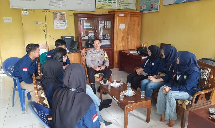 Jumat Curhat Bhabinkamtibmas, Mahasiswa Minta Dukungan dan Kelancaran Selama Kegiatan KKN di desa