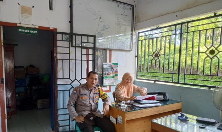 Cegah Gangguan Kamtibmas, Bhabinkamtibmas Sambangi Pemdes Tanjung Aur  