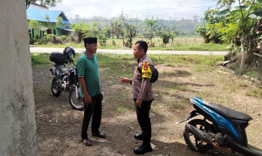 Bhabinkamtibmas Polsek Kedurang Berikan Teguran Humanis Kepada Warga yang Tidak Menggunakan Helm