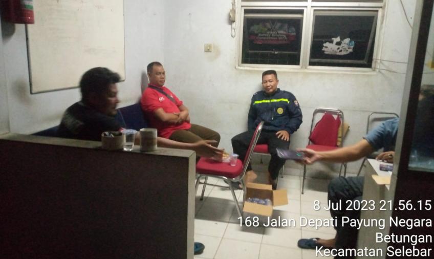 Sambangi Security Dealer Hino, Bhabinkamtibmas Polsek Selebar Berikan Imbaun Kamtibmas